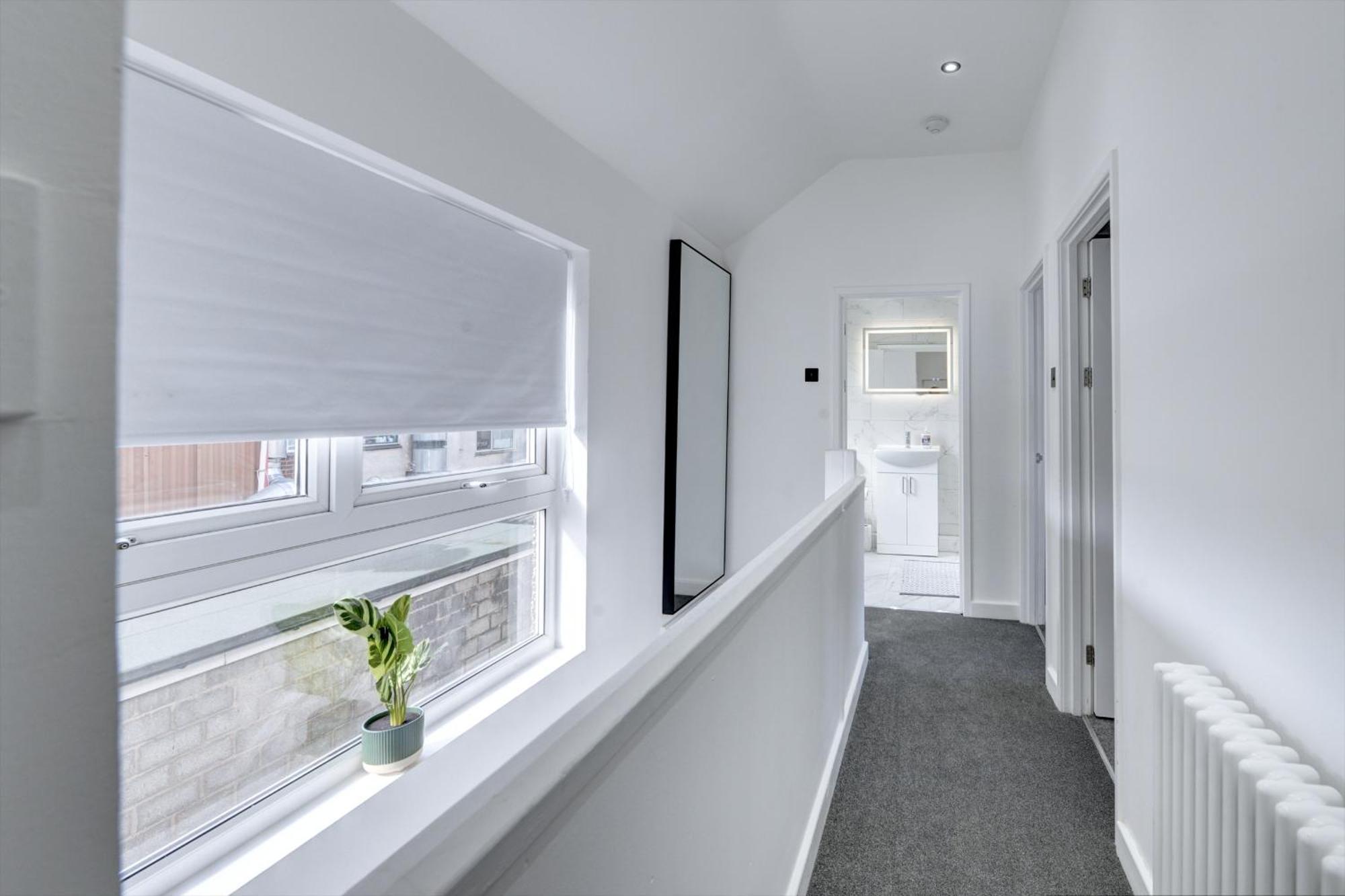 4 Bedrooms Homely House With Garden- Sleeps 9 Comfortably With 6 Comfortable Beds, Free Street Parking, Business Travellers, Contractors, & Holiday-Goers, Coventry, Near All Major Transport Links In Coventry And Motorway Екстериор снимка