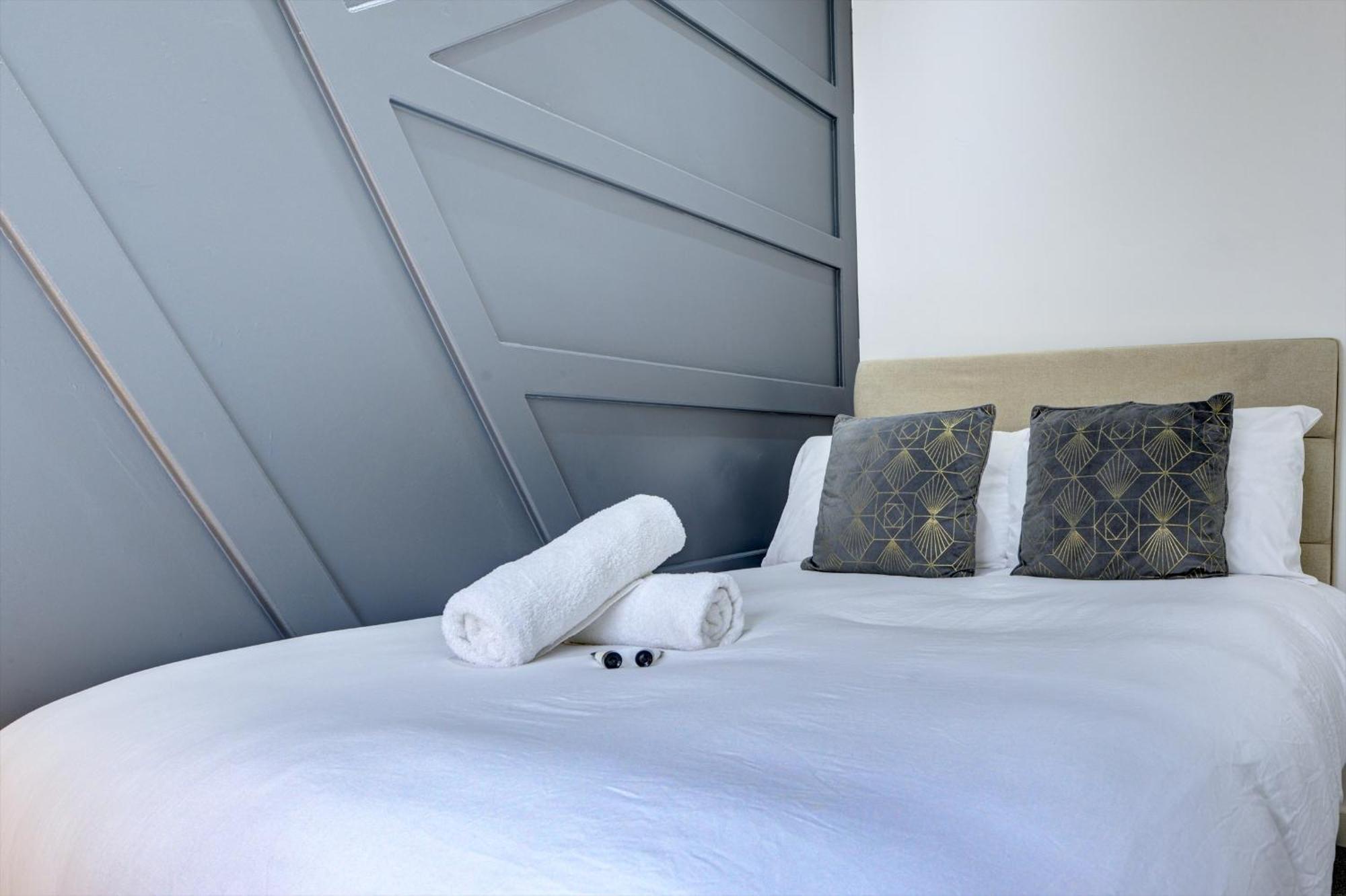 4 Bedrooms Homely House With Garden- Sleeps 9 Comfortably With 6 Comfortable Beds, Free Street Parking, Business Travellers, Contractors, & Holiday-Goers, Coventry, Near All Major Transport Links In Coventry And Motorway Екстериор снимка