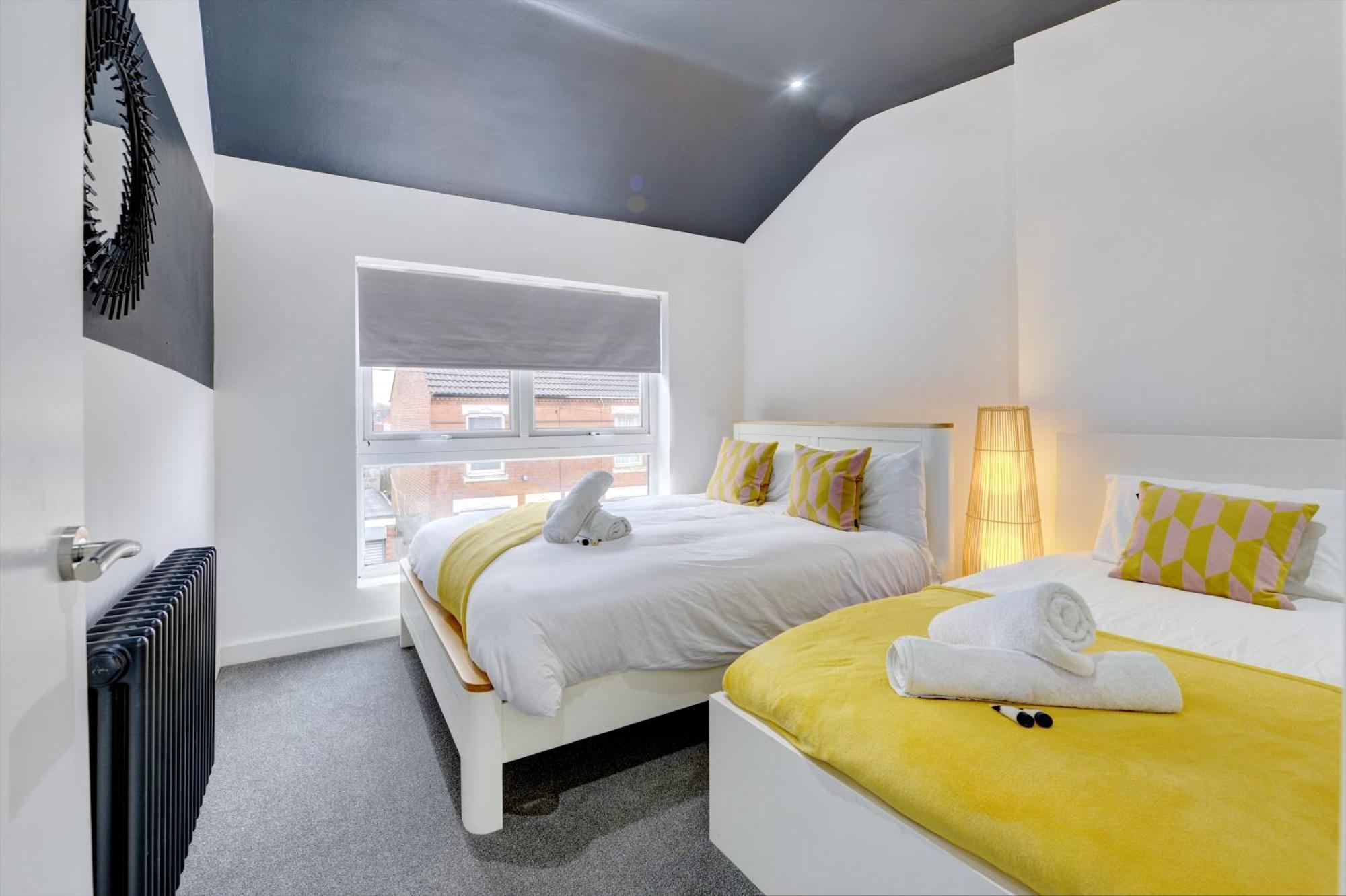 4 Bedrooms Homely House With Garden- Sleeps 9 Comfortably With 6 Comfortable Beds, Free Street Parking, Business Travellers, Contractors, & Holiday-Goers, Coventry, Near All Major Transport Links In Coventry And Motorway Екстериор снимка