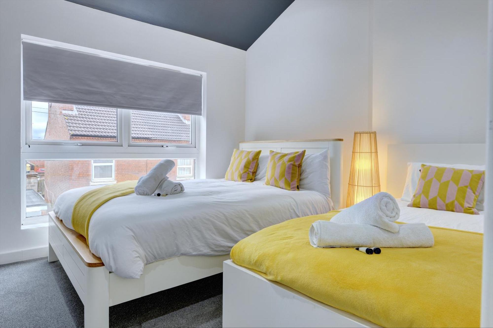 4 Bedrooms Homely House With Garden- Sleeps 9 Comfortably With 6 Comfortable Beds, Free Street Parking, Business Travellers, Contractors, & Holiday-Goers, Coventry, Near All Major Transport Links In Coventry And Motorway Екстериор снимка