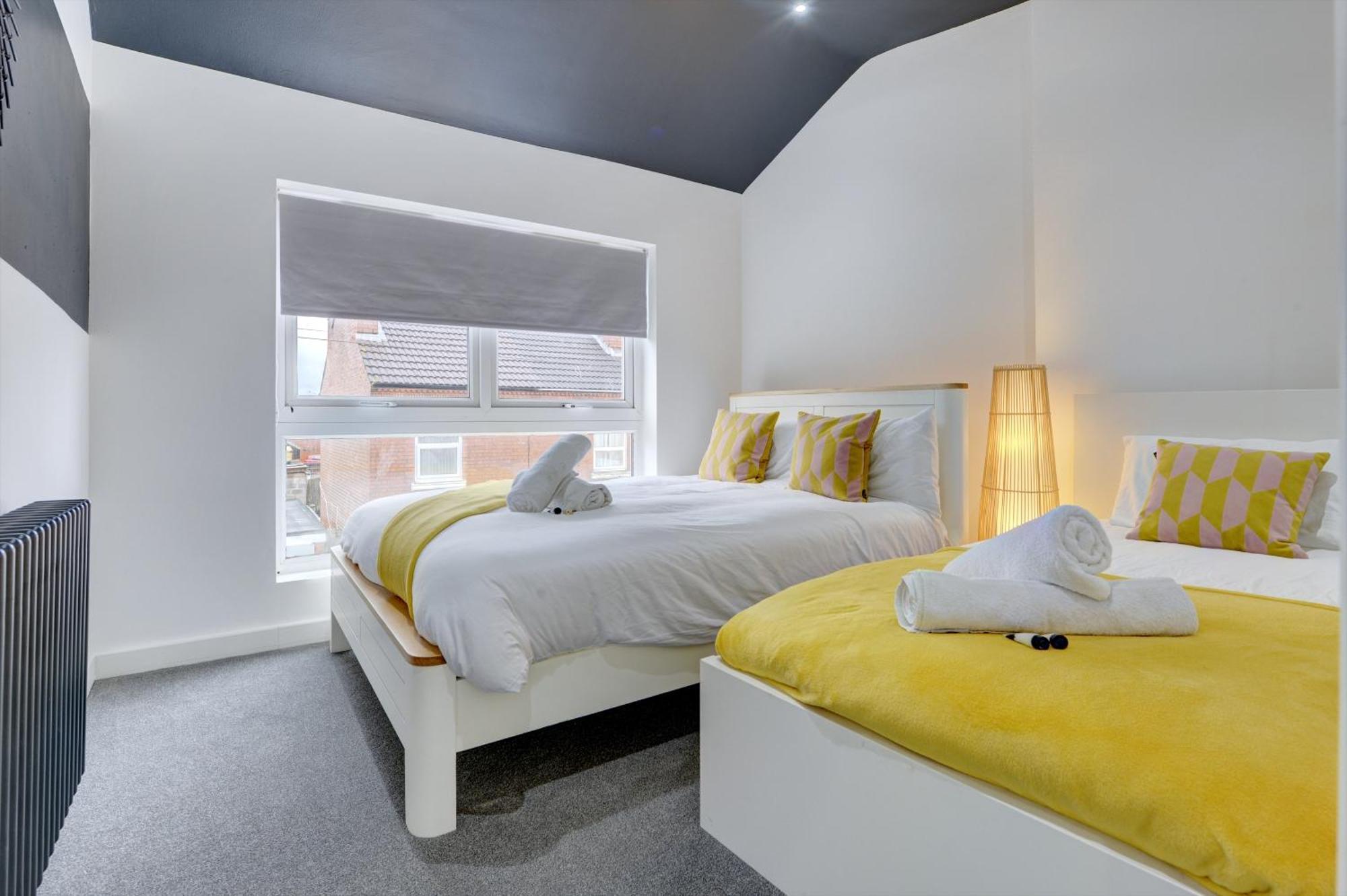 4 Bedrooms Homely House With Garden- Sleeps 9 Comfortably With 6 Comfortable Beds, Free Street Parking, Business Travellers, Contractors, & Holiday-Goers, Coventry, Near All Major Transport Links In Coventry And Motorway Екстериор снимка