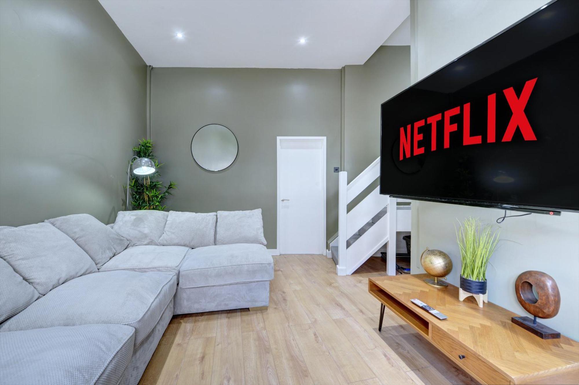 4 Bedrooms Homely House With Garden- Sleeps 9 Comfortably With 6 Comfortable Beds, Free Street Parking, Business Travellers, Contractors, & Holiday-Goers, Coventry, Near All Major Transport Links In Coventry And Motorway Екстериор снимка