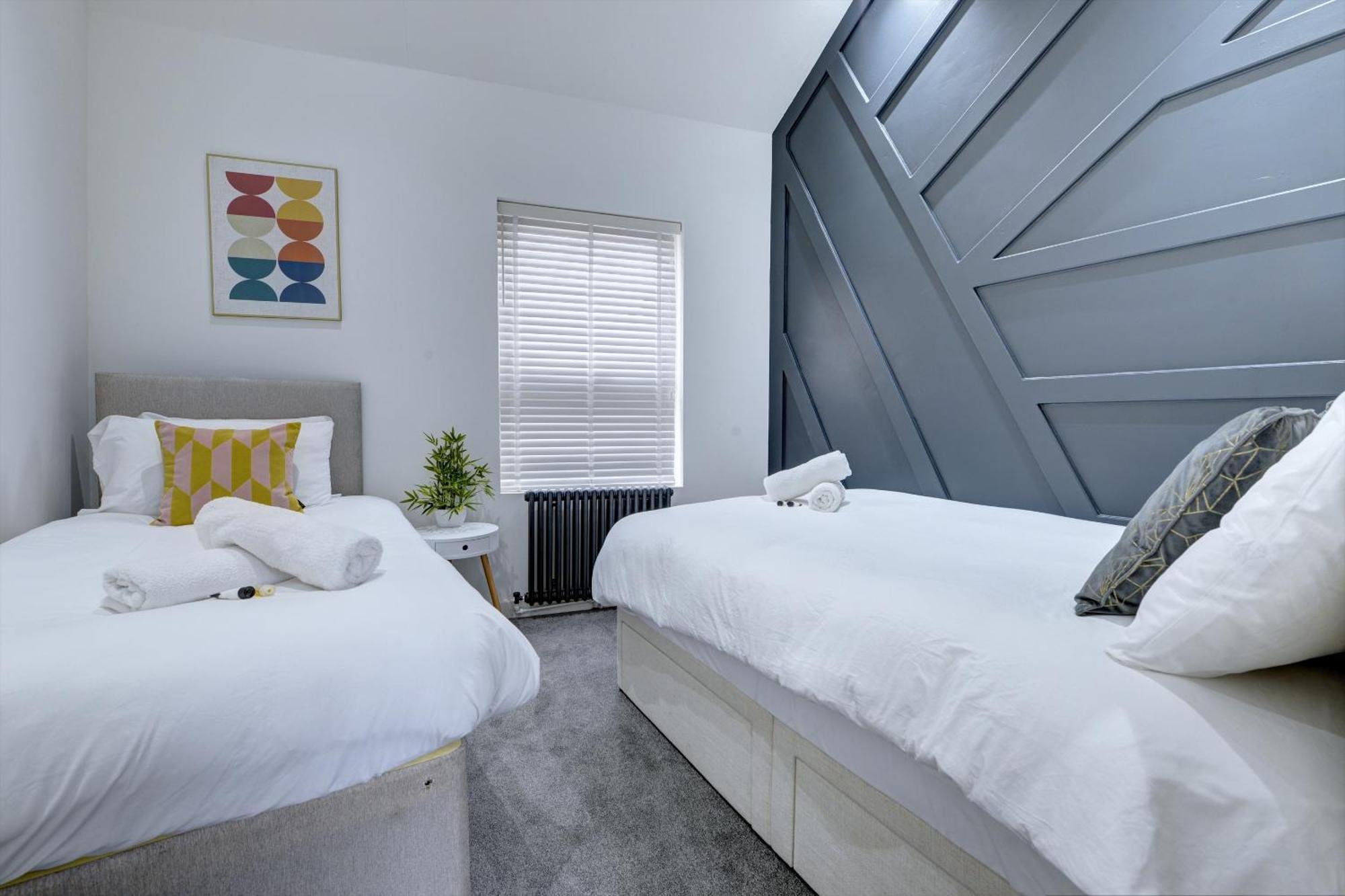 4 Bedrooms Homely House With Garden- Sleeps 9 Comfortably With 6 Comfortable Beds, Free Street Parking, Business Travellers, Contractors, & Holiday-Goers, Coventry, Near All Major Transport Links In Coventry And Motorway Екстериор снимка