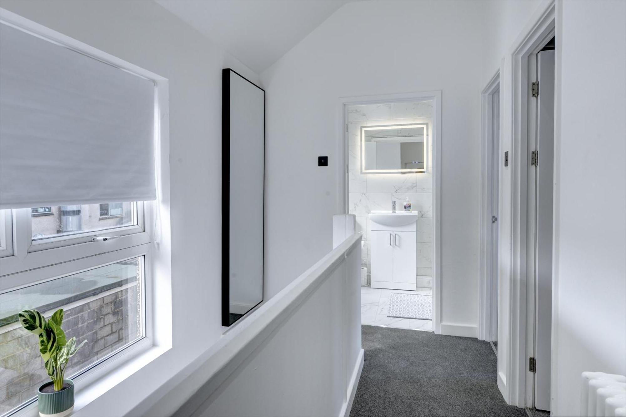 4 Bedrooms Homely House With Garden- Sleeps 9 Comfortably With 6 Comfortable Beds, Free Street Parking, Business Travellers, Contractors, & Holiday-Goers, Coventry, Near All Major Transport Links In Coventry And Motorway Екстериор снимка