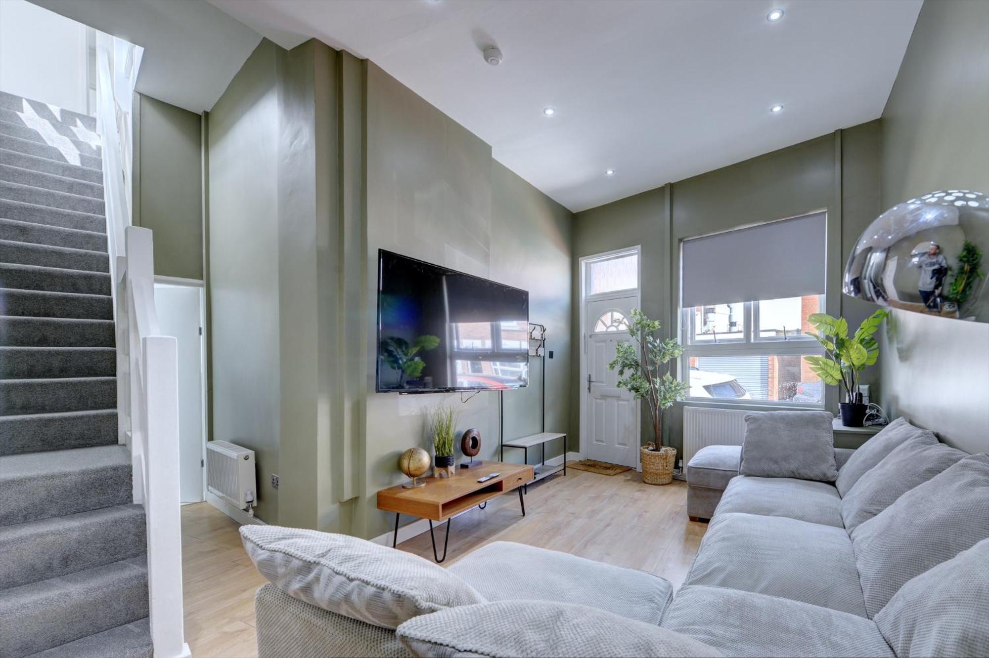 4 Bedrooms Homely House With Garden- Sleeps 9 Comfortably With 6 Comfortable Beds, Free Street Parking, Business Travellers, Contractors, & Holiday-Goers, Coventry, Near All Major Transport Links In Coventry And Motorway Екстериор снимка