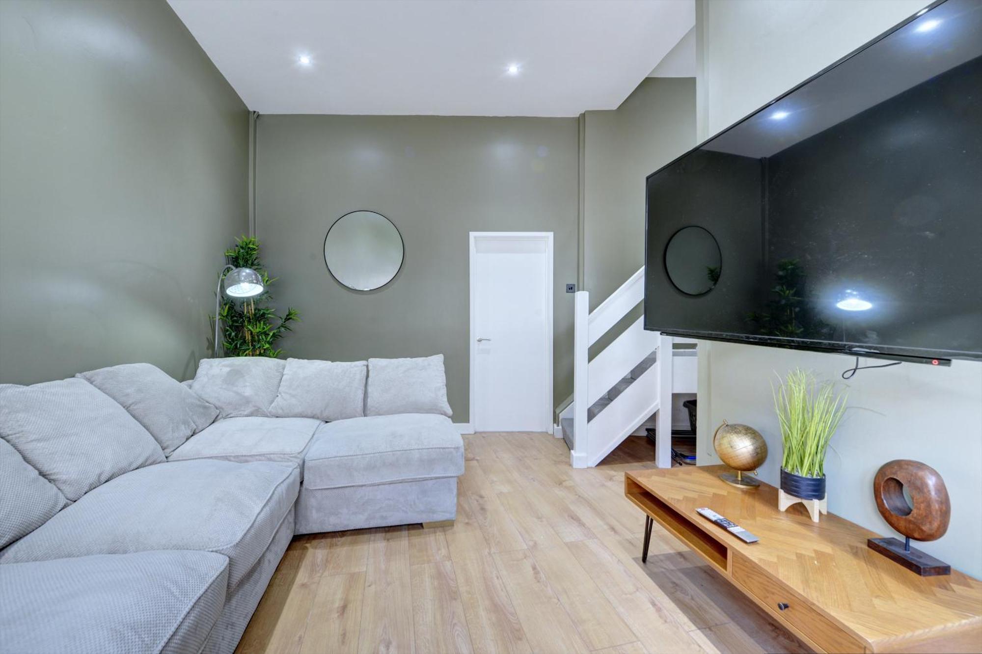 4 Bedrooms Homely House With Garden- Sleeps 9 Comfortably With 6 Comfortable Beds, Free Street Parking, Business Travellers, Contractors, & Holiday-Goers, Coventry, Near All Major Transport Links In Coventry And Motorway Екстериор снимка