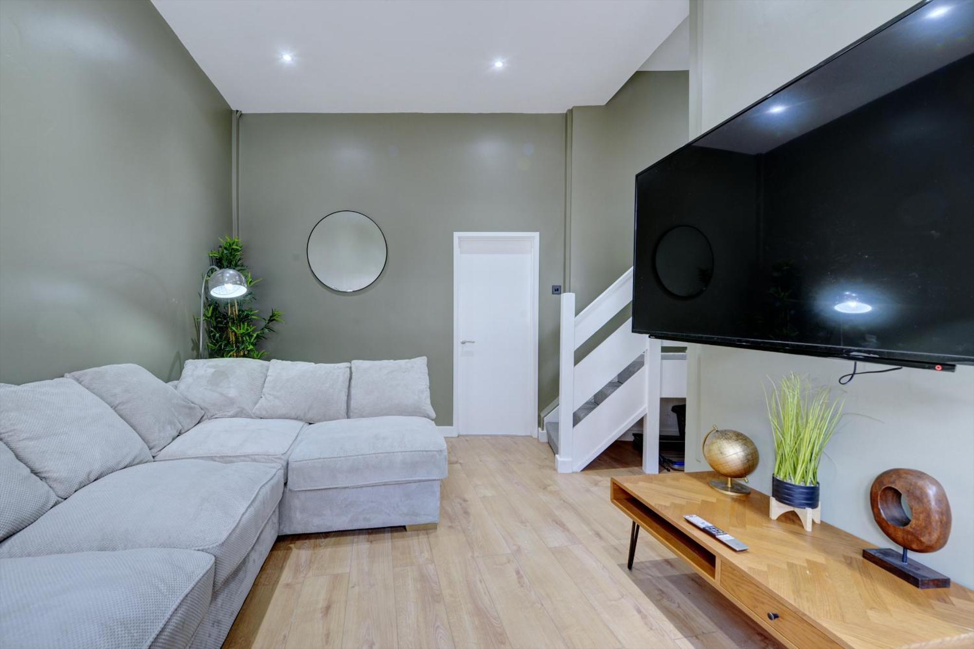 4 Bedrooms Homely House With Garden- Sleeps 9 Comfortably With 6 Comfortable Beds, Free Street Parking, Business Travellers, Contractors, & Holiday-Goers, Coventry, Near All Major Transport Links In Coventry And Motorway Екстериор снимка