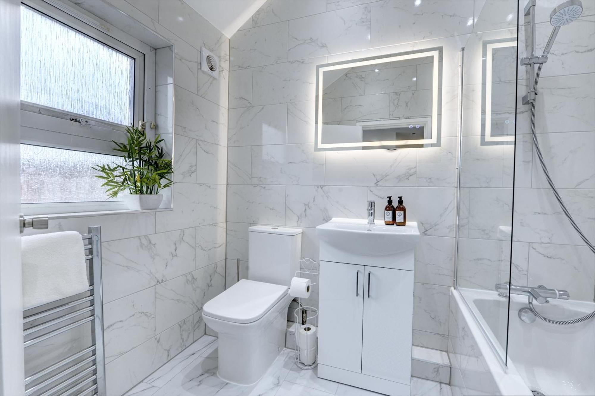 4 Bedrooms Homely House With Garden- Sleeps 9 Comfortably With 6 Comfortable Beds, Free Street Parking, Business Travellers, Contractors, & Holiday-Goers, Coventry, Near All Major Transport Links In Coventry And Motorway Екстериор снимка