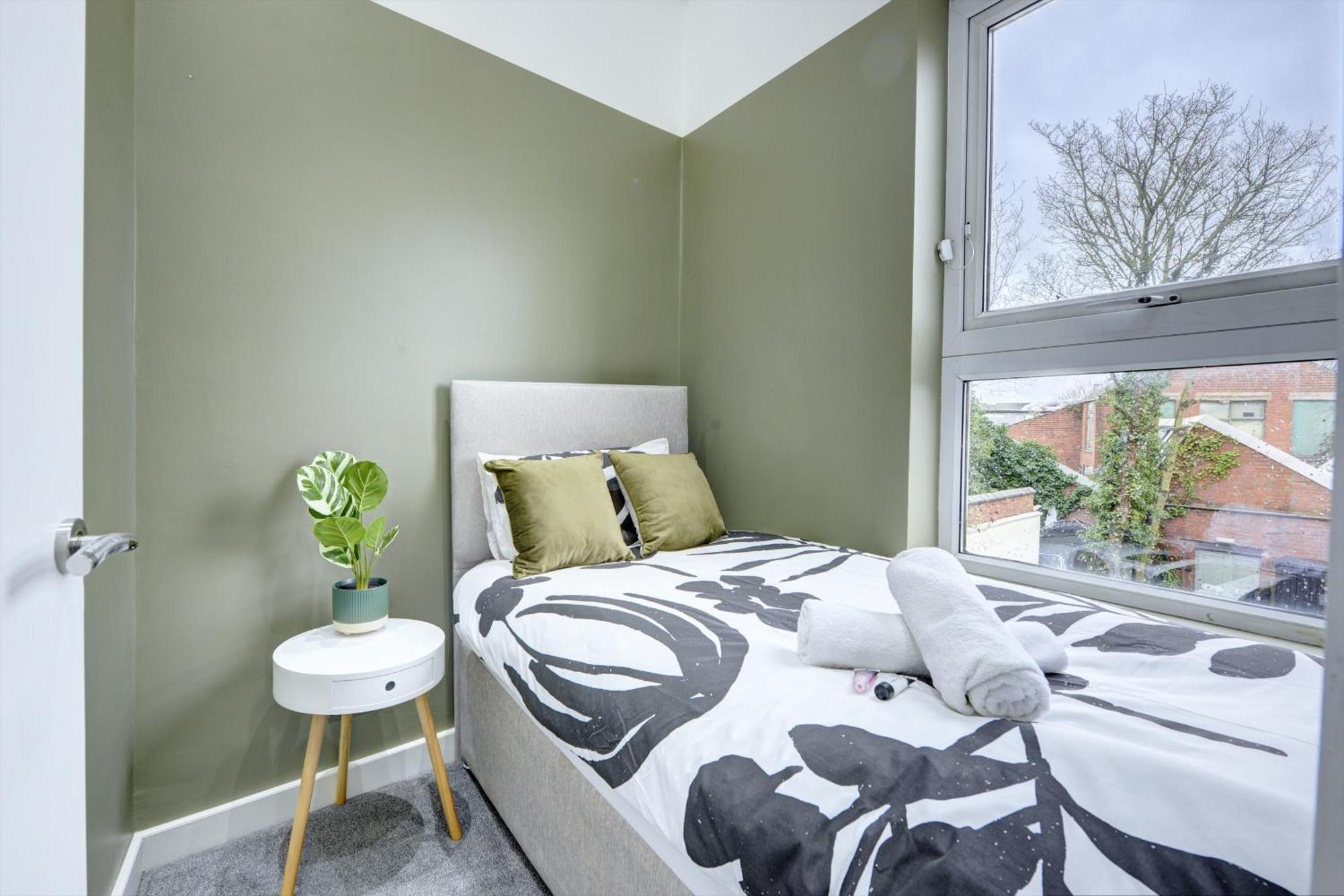 4 Bedrooms Homely House With Garden- Sleeps 9 Comfortably With 6 Comfortable Beds, Free Street Parking, Business Travellers, Contractors, & Holiday-Goers, Coventry, Near All Major Transport Links In Coventry And Motorway Екстериор снимка