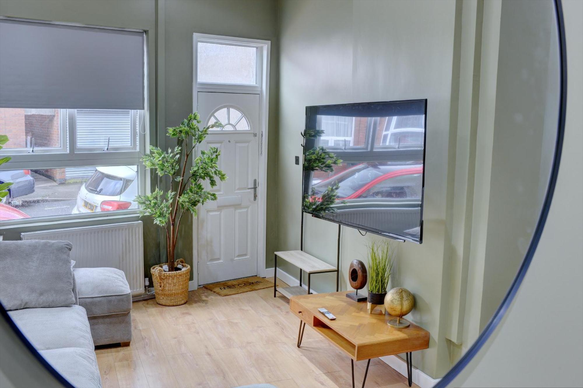 4 Bedrooms Homely House With Garden- Sleeps 9 Comfortably With 6 Comfortable Beds, Free Street Parking, Business Travellers, Contractors, & Holiday-Goers, Coventry, Near All Major Transport Links In Coventry And Motorway Екстериор снимка