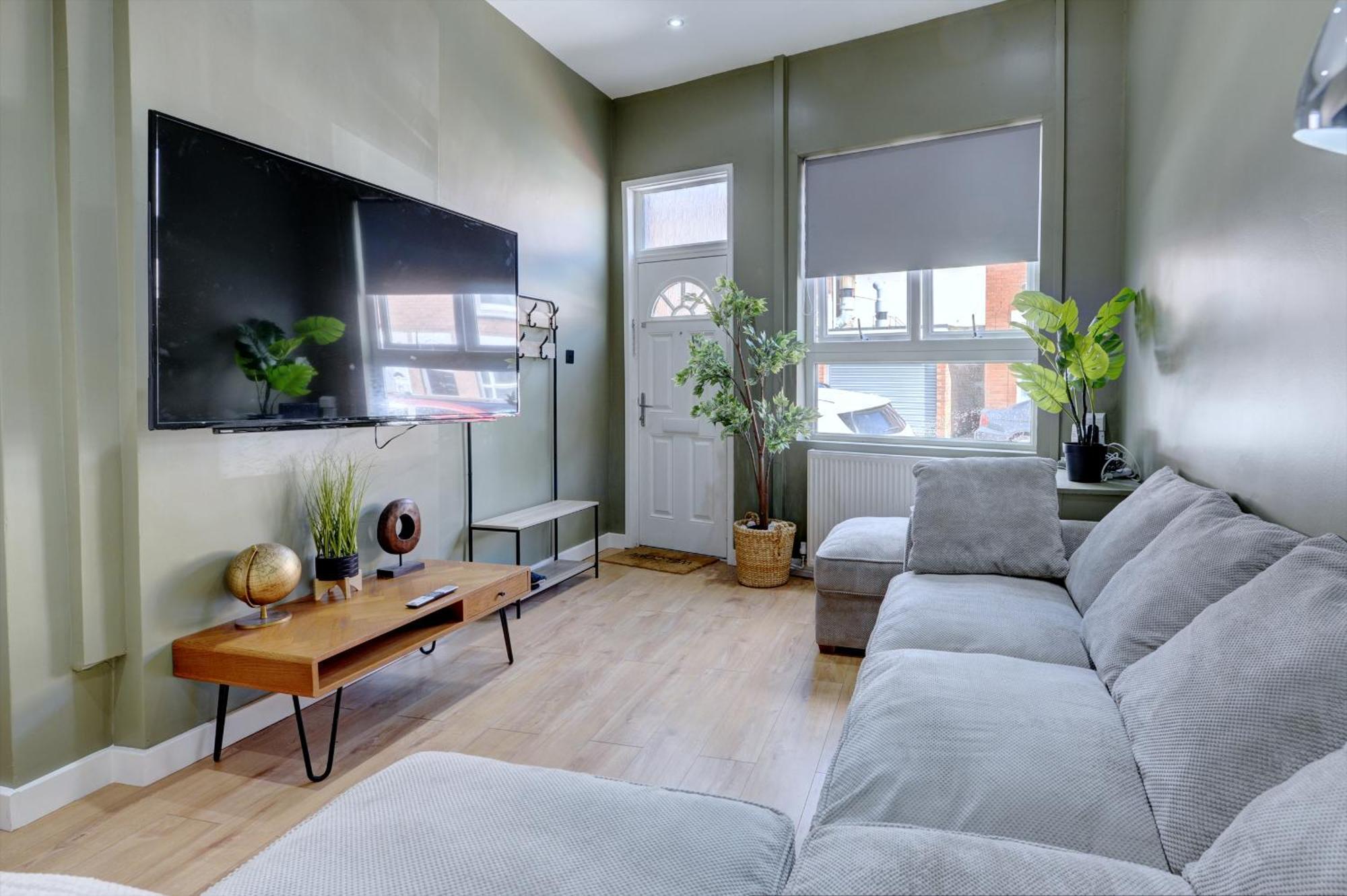 4 Bedrooms Homely House With Garden- Sleeps 9 Comfortably With 6 Comfortable Beds, Free Street Parking, Business Travellers, Contractors, & Holiday-Goers, Coventry, Near All Major Transport Links In Coventry And Motorway Екстериор снимка