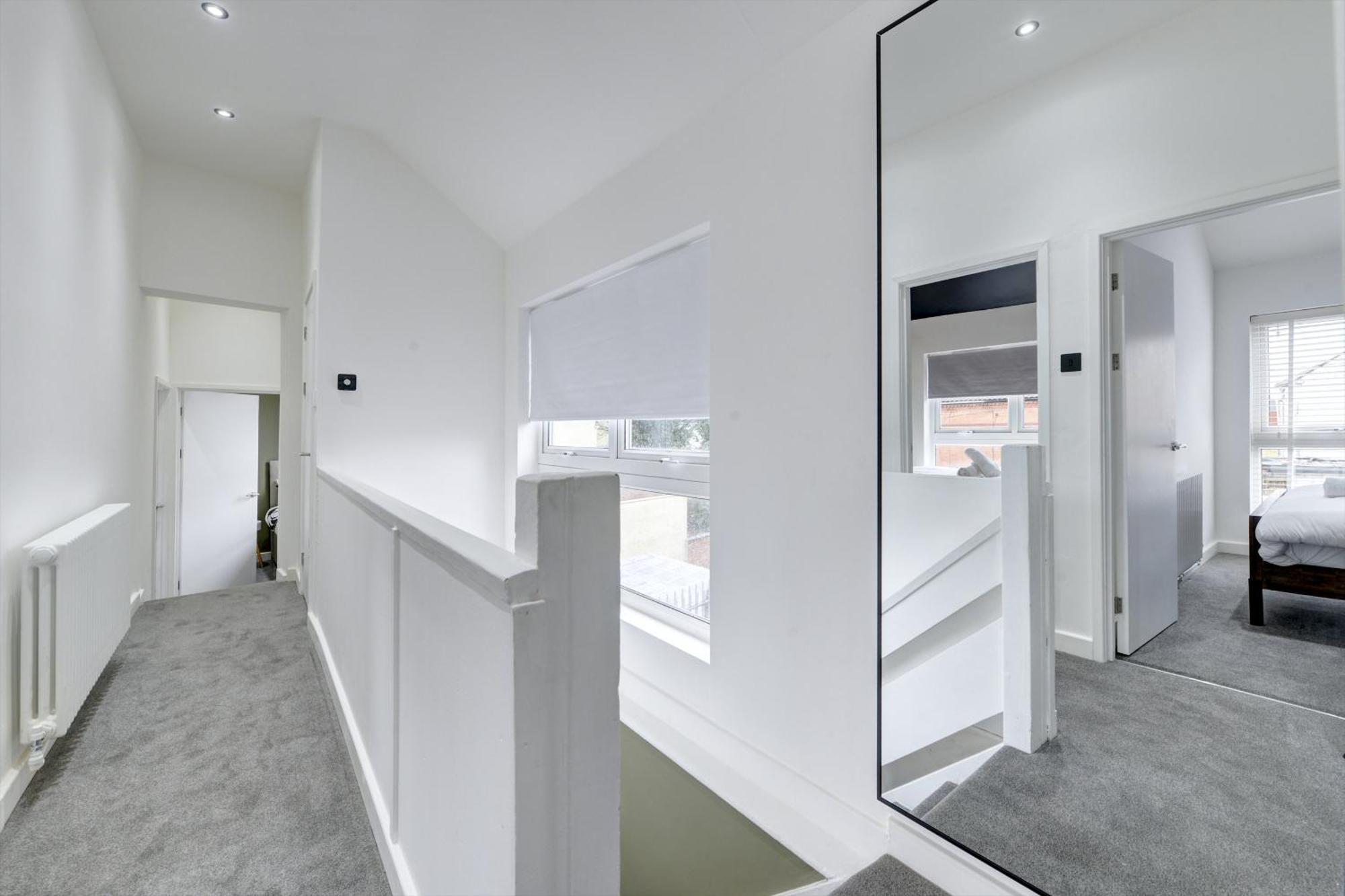 4 Bedrooms Homely House With Garden- Sleeps 9 Comfortably With 6 Comfortable Beds, Free Street Parking, Business Travellers, Contractors, & Holiday-Goers, Coventry, Near All Major Transport Links In Coventry And Motorway Екстериор снимка
