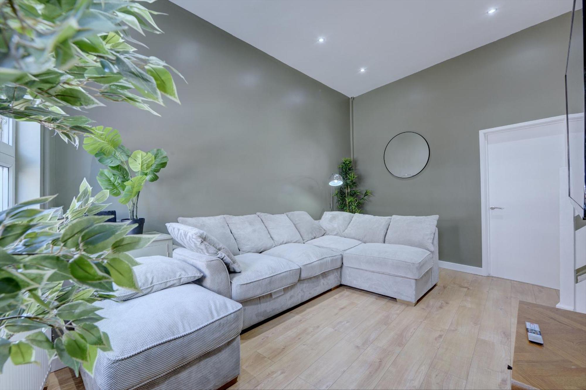 4 Bedrooms Homely House With Garden- Sleeps 9 Comfortably With 6 Comfortable Beds, Free Street Parking, Business Travellers, Contractors, & Holiday-Goers, Coventry, Near All Major Transport Links In Coventry And Motorway Екстериор снимка
