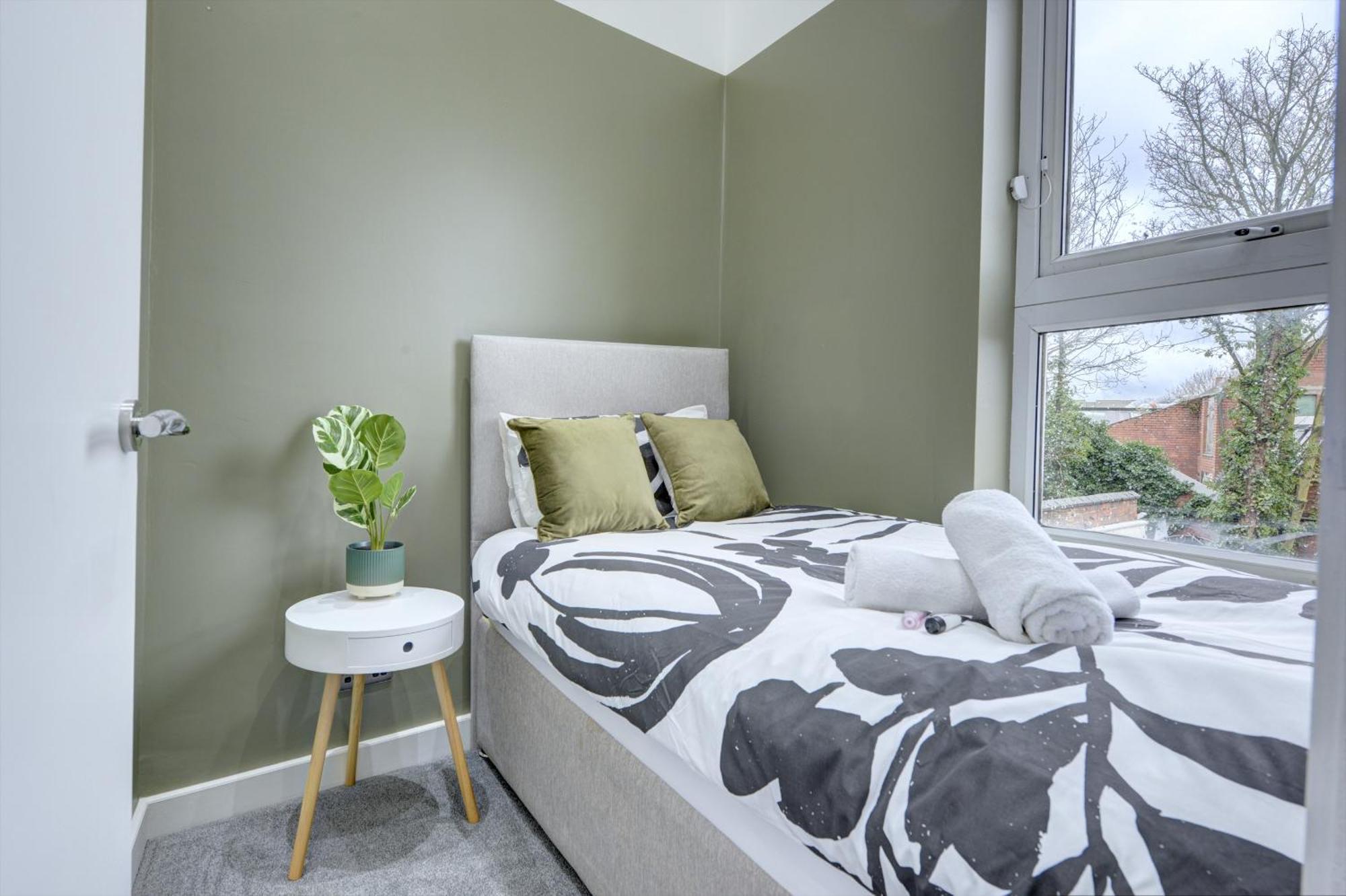 4 Bedrooms Homely House With Garden- Sleeps 9 Comfortably With 6 Comfortable Beds, Free Street Parking, Business Travellers, Contractors, & Holiday-Goers, Coventry, Near All Major Transport Links In Coventry And Motorway Екстериор снимка