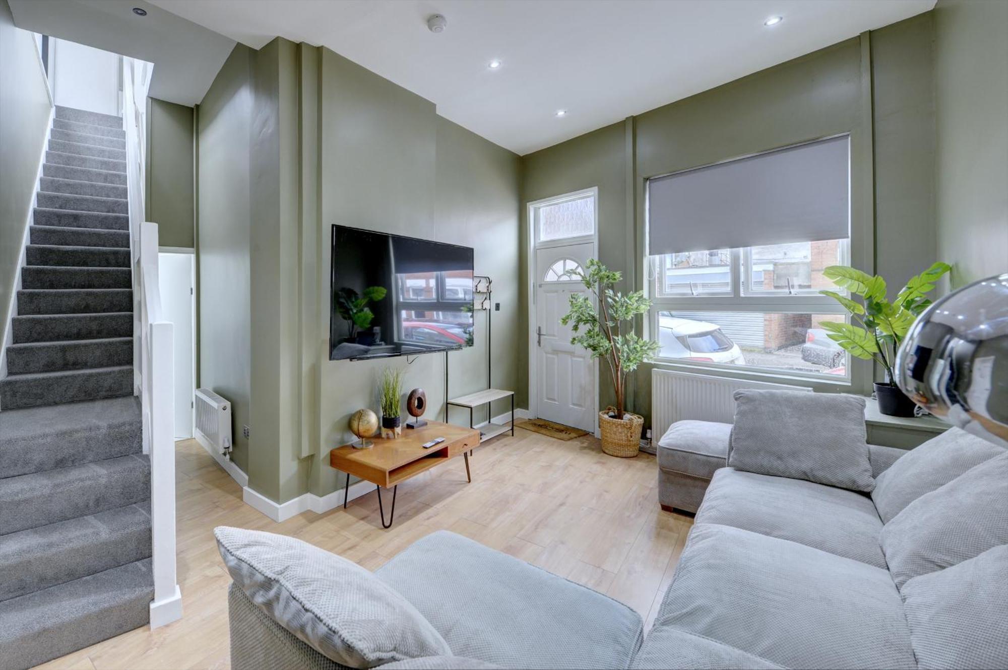 4 Bedrooms Homely House With Garden- Sleeps 9 Comfortably With 6 Comfortable Beds, Free Street Parking, Business Travellers, Contractors, & Holiday-Goers, Coventry, Near All Major Transport Links In Coventry And Motorway Екстериор снимка