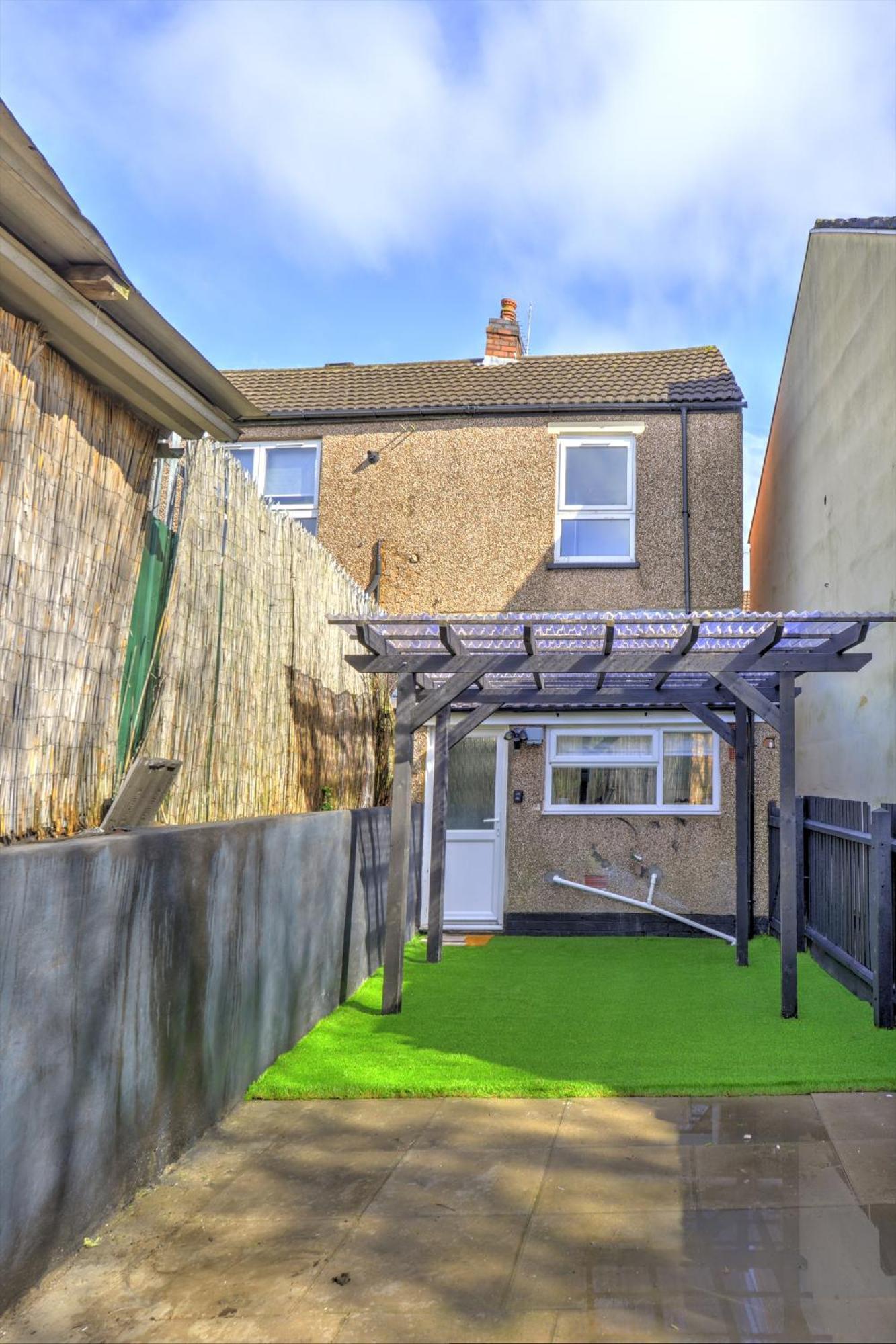 4 Bedrooms Homely House With Garden- Sleeps 9 Comfortably With 6 Comfortable Beds, Free Street Parking, Business Travellers, Contractors, & Holiday-Goers, Coventry, Near All Major Transport Links In Coventry And Motorway Екстериор снимка