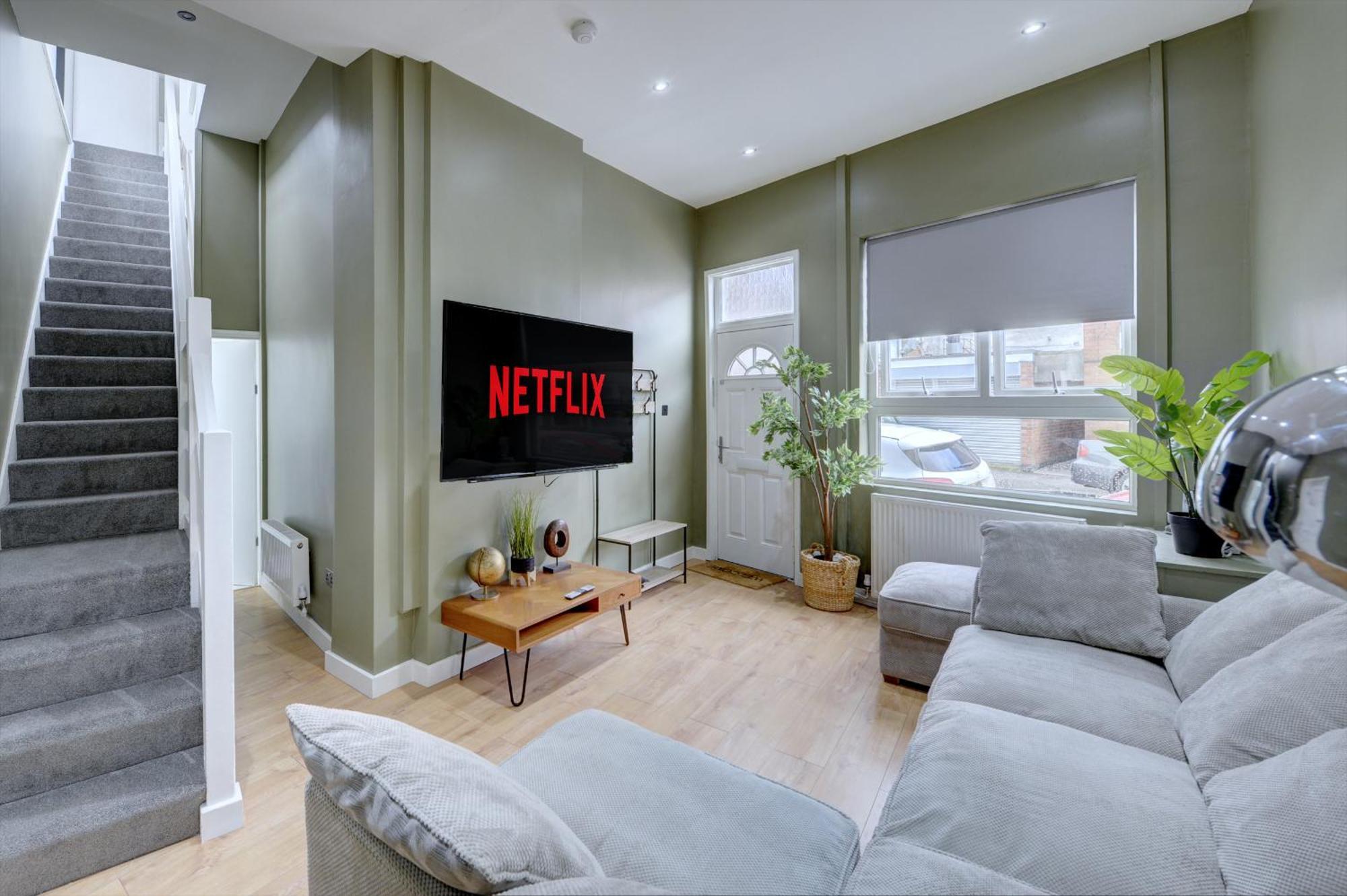 4 Bedrooms Homely House With Garden- Sleeps 9 Comfortably With 6 Comfortable Beds, Free Street Parking, Business Travellers, Contractors, & Holiday-Goers, Coventry, Near All Major Transport Links In Coventry And Motorway Екстериор снимка
