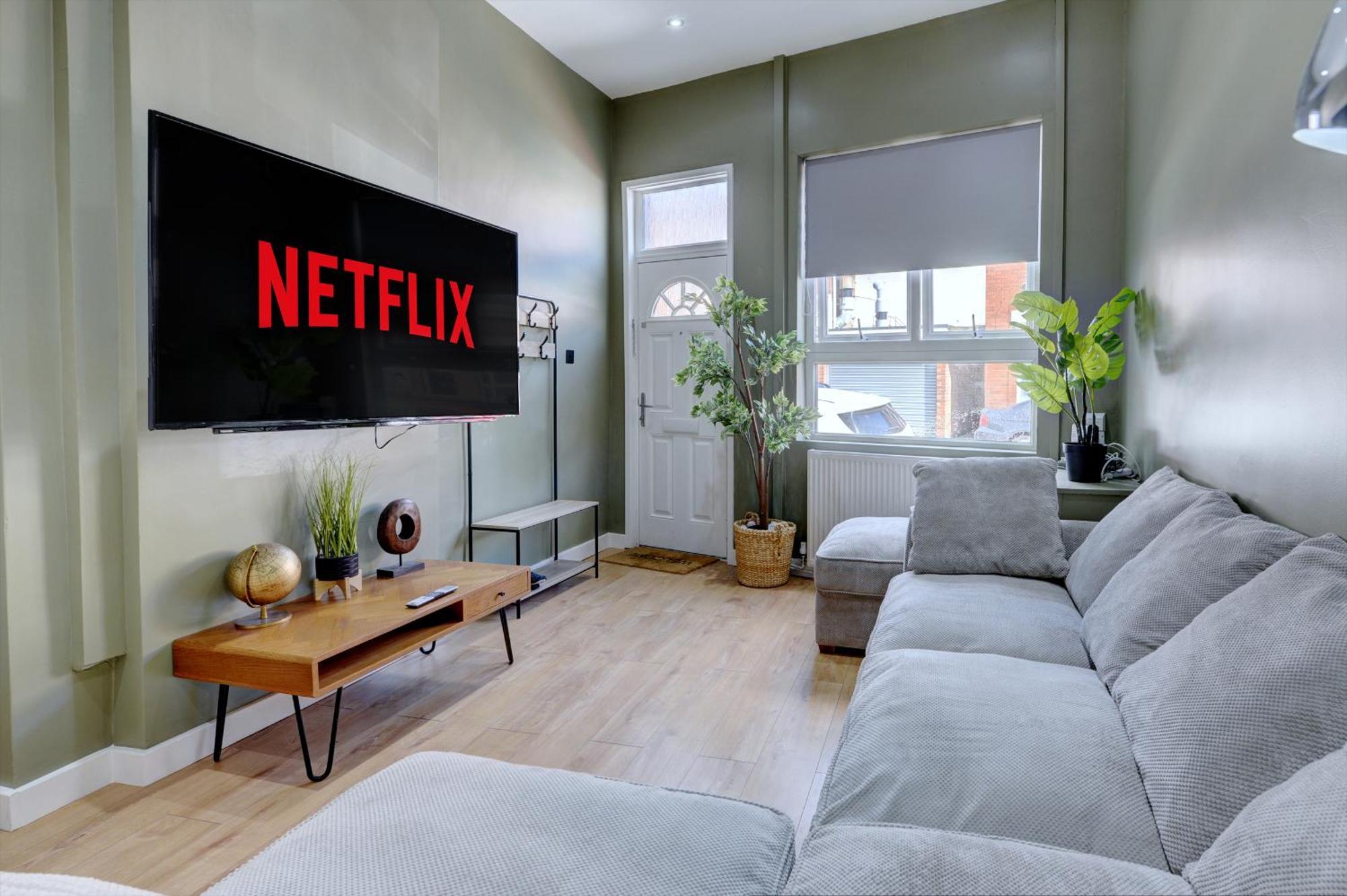 4 Bedrooms Homely House With Garden- Sleeps 9 Comfortably With 6 Comfortable Beds, Free Street Parking, Business Travellers, Contractors, & Holiday-Goers, Coventry, Near All Major Transport Links In Coventry And Motorway Екстериор снимка